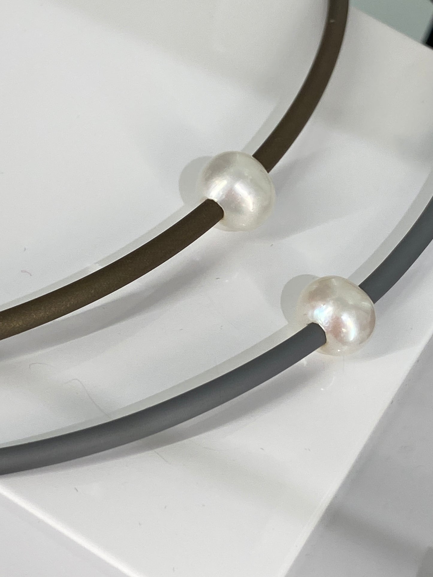 Elegant Simplicity Roser Pearl Necklet.