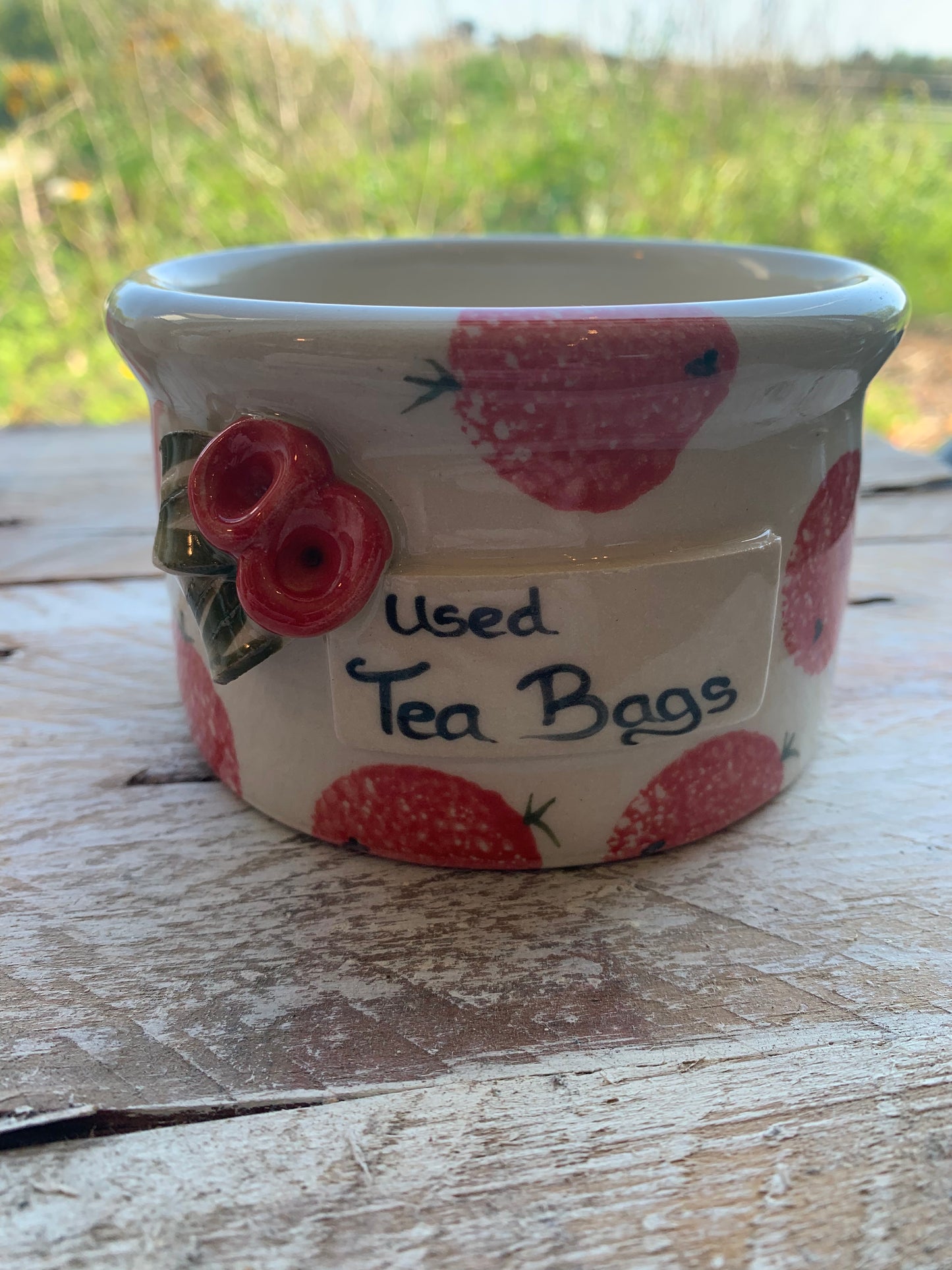 Round used tea bags (r)