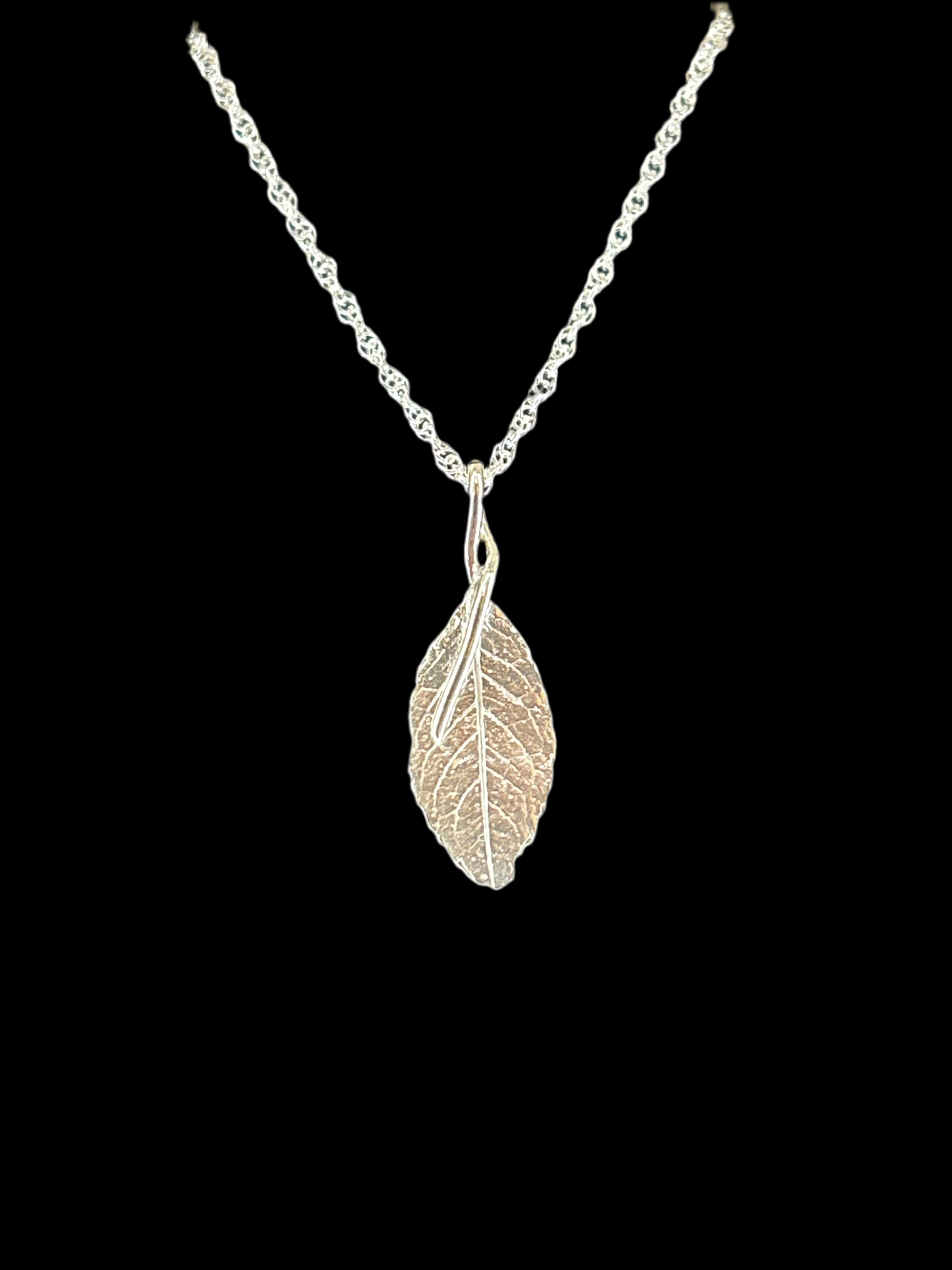 Silver leaf necklace (medium)