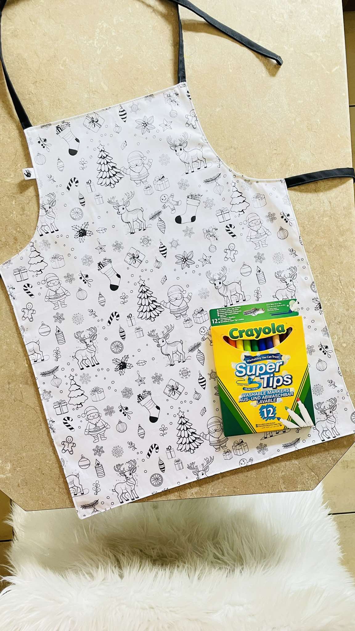 Christmas ‘Colour Me’ Apron with 12 Washable Markers – Reversible, Creative, and Durable Apron for Kids Aged 3-8 | Gift Idea