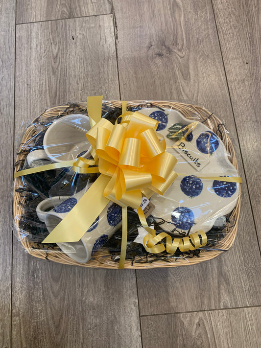 Tea and treats hamper (b)