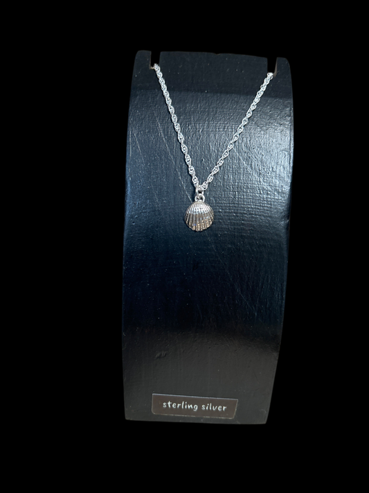 Little shell pendant necklace