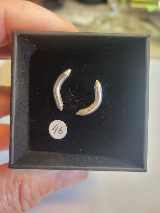 Claw stud earrings