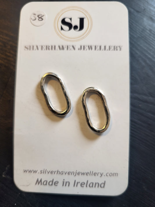 Oval stud earrings