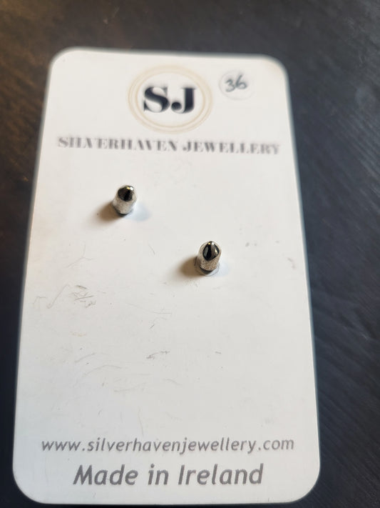 Point stud earrings