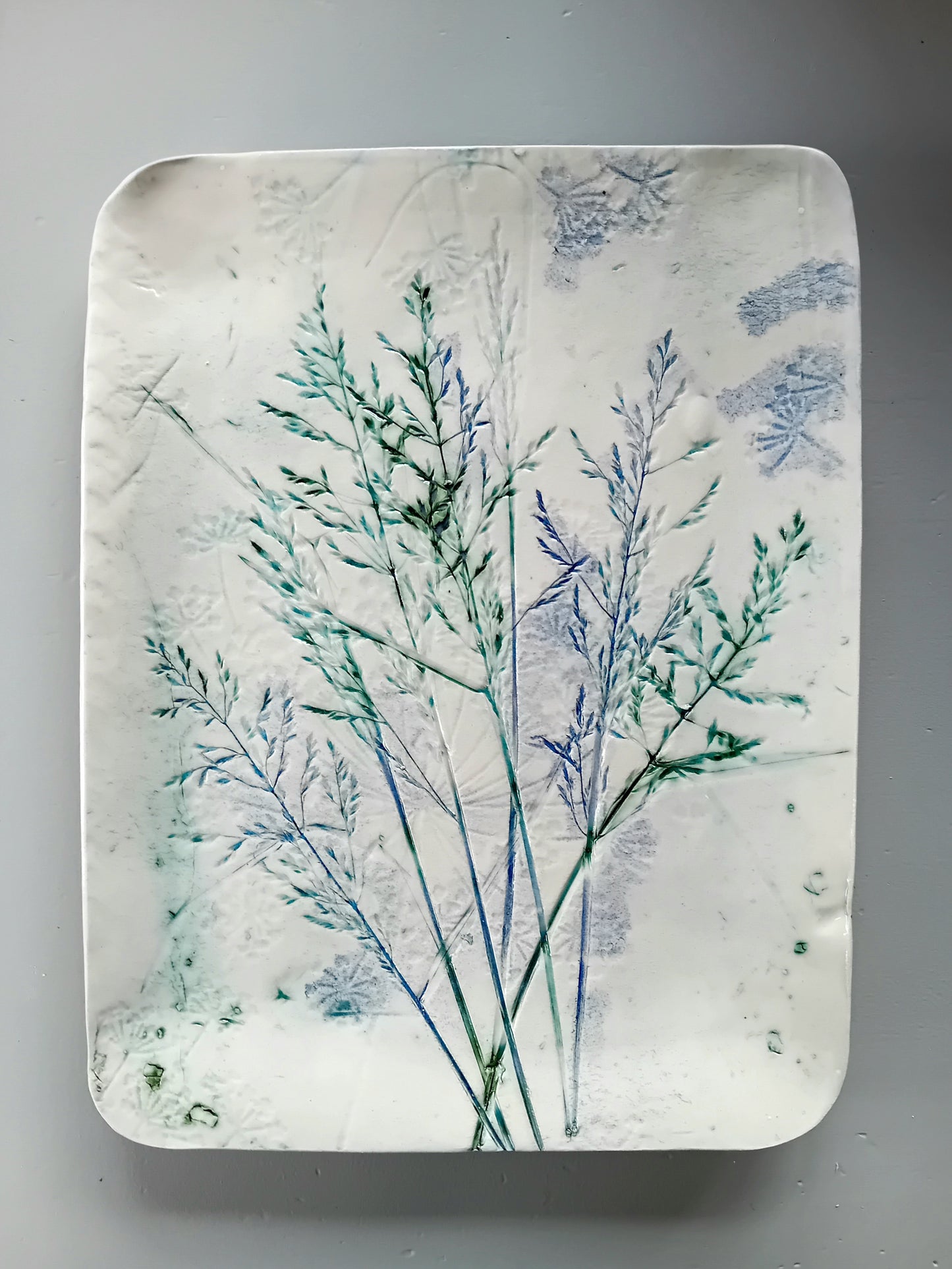 Rectangular wall piece with floral pattern