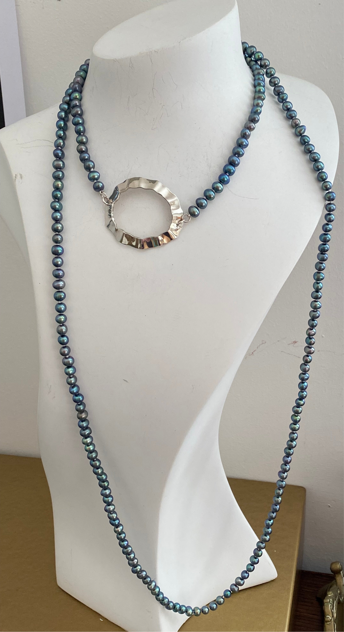 Black Shell Pearl Necklace.