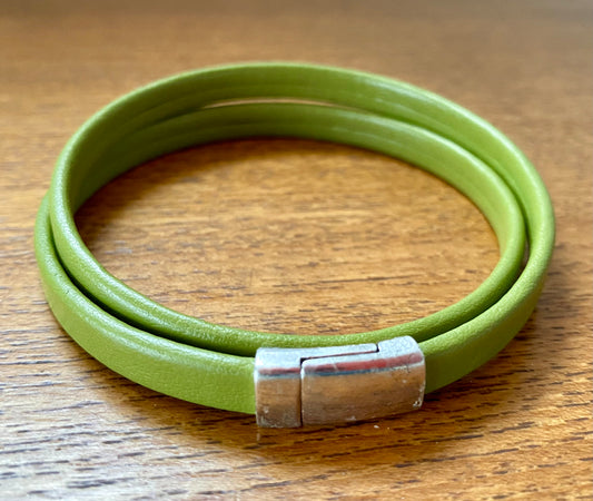 Alba Leather Bangle. Green