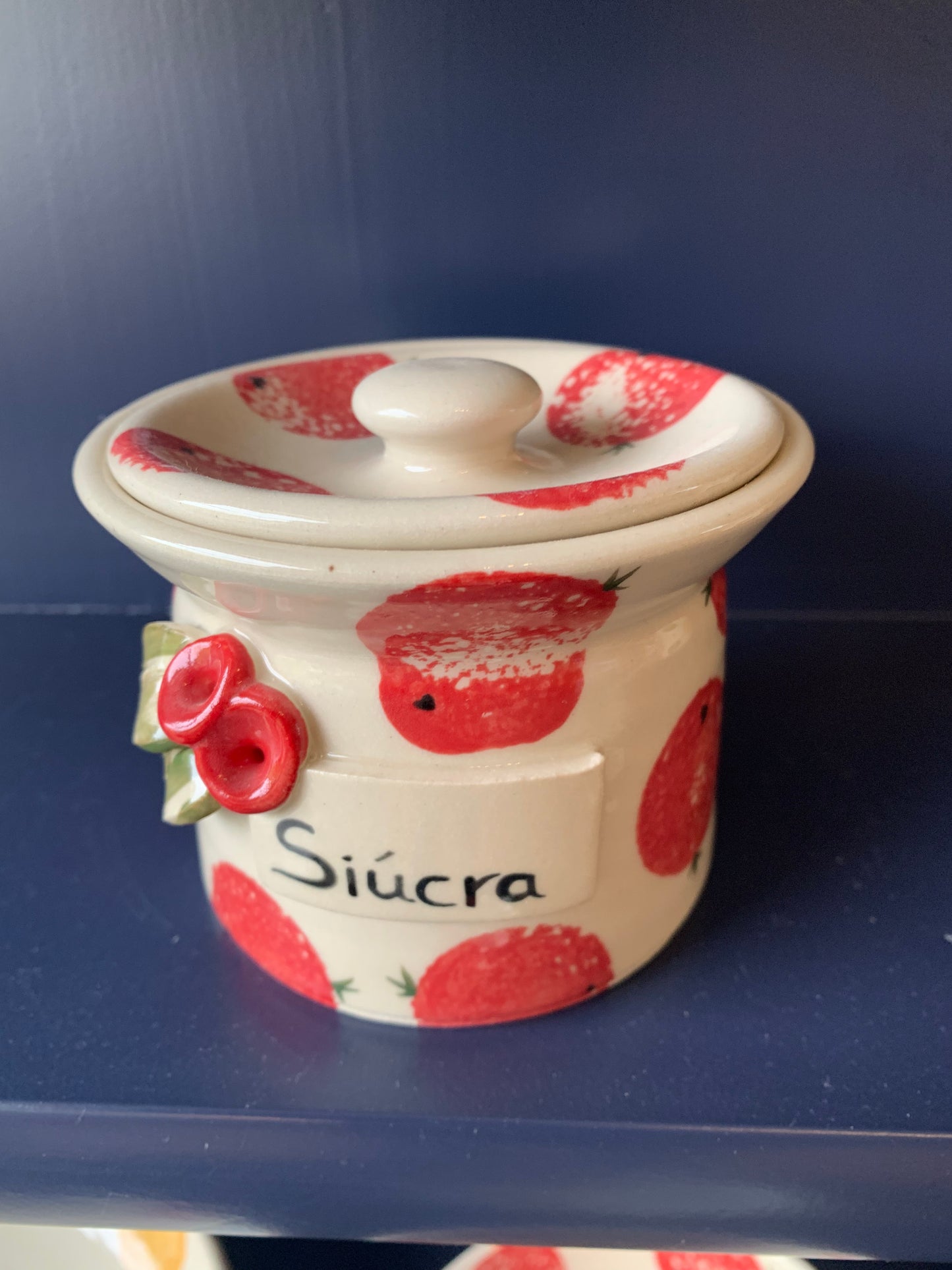 Siucra with lid (r)