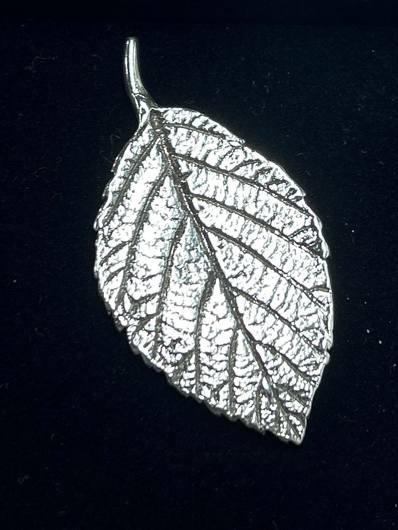 Blackberry leaf pin brooch