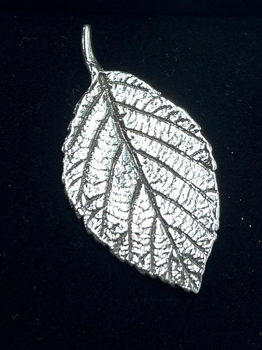 Blackberry leaf pin brooch