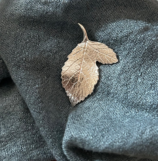 Blackberry leaf brooch