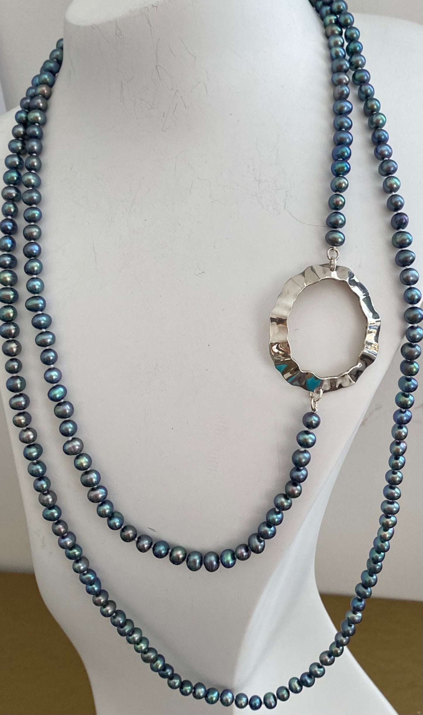 Black Shell Pearl Necklace.
