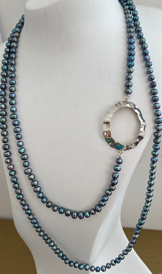 Black Shell Pearl Necklace.