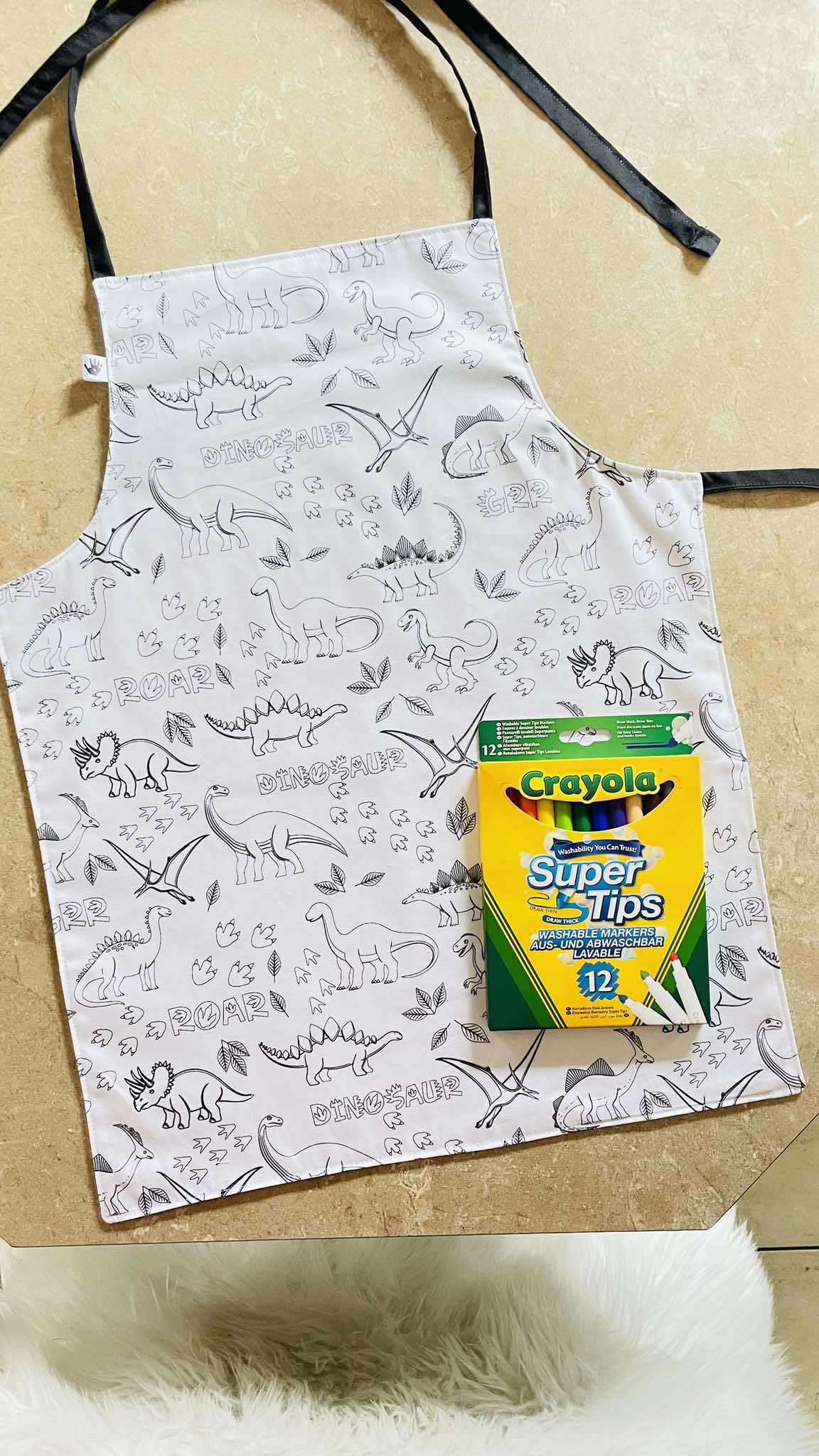 Dinosores ‘Colour Me’ Apron with 12 Washable Markers – Reversible, Creative, and Durable Apron for Kids Aged 3-8 | Gift Idea