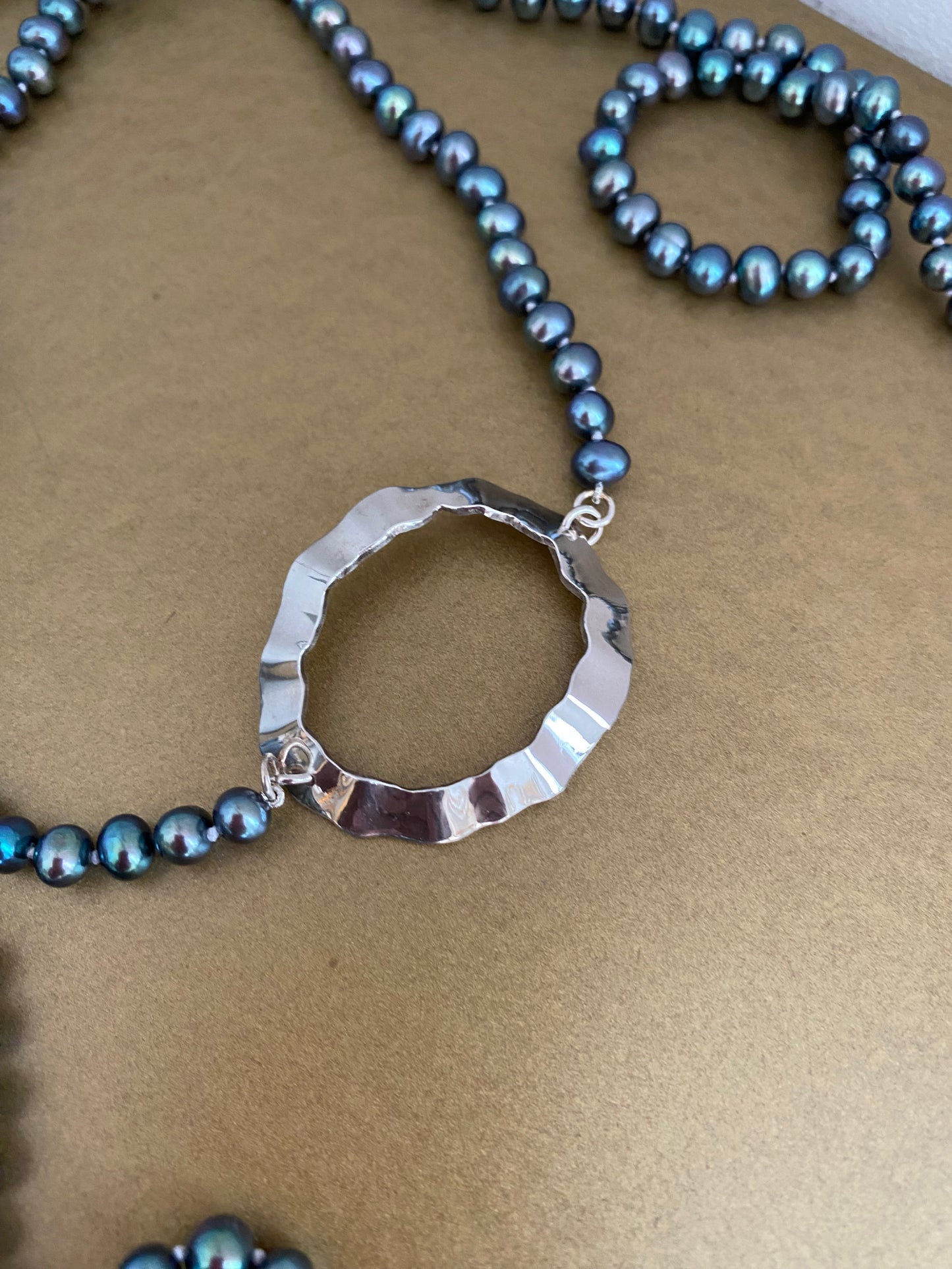 Black Shell Pearl Necklace.