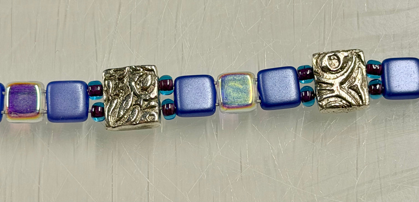 Bracelet in silver and blue glass