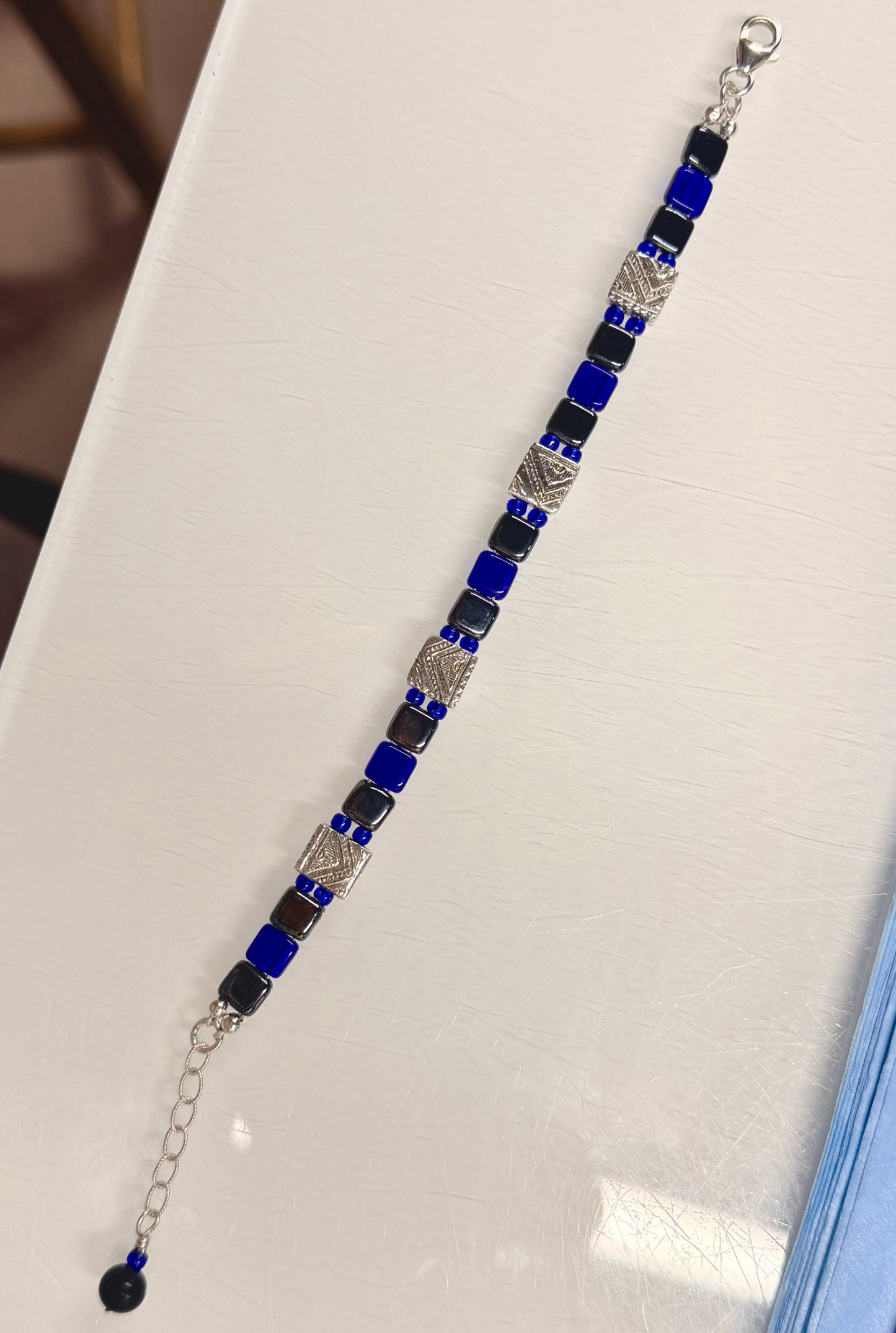 Bracelet in silver and blue glass
