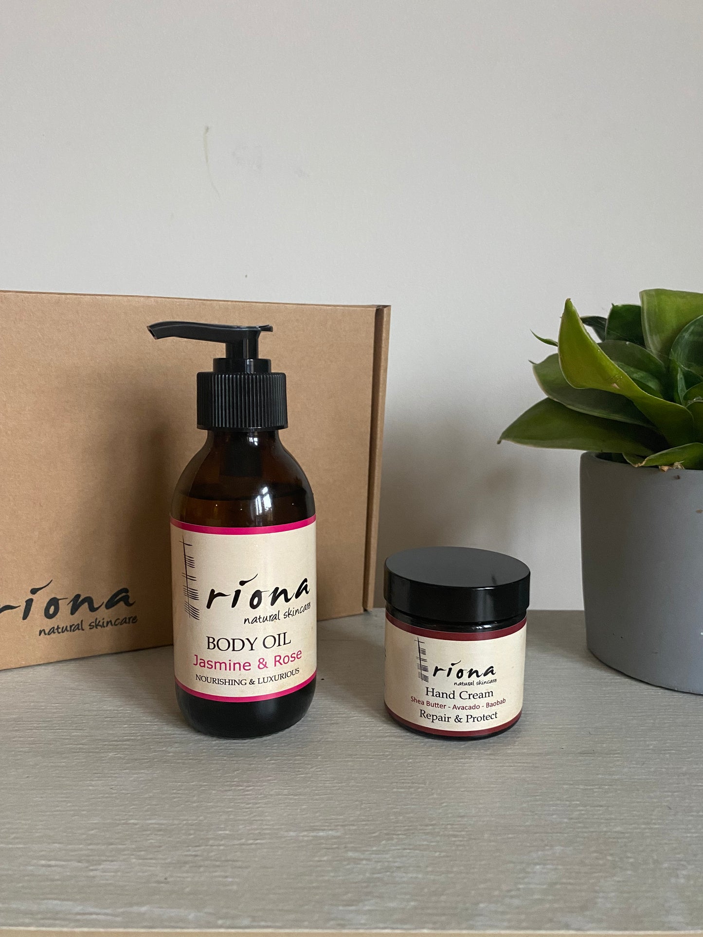 Riona Skincare, Gift Set; Jasmine & Rose Body oil and Handcream