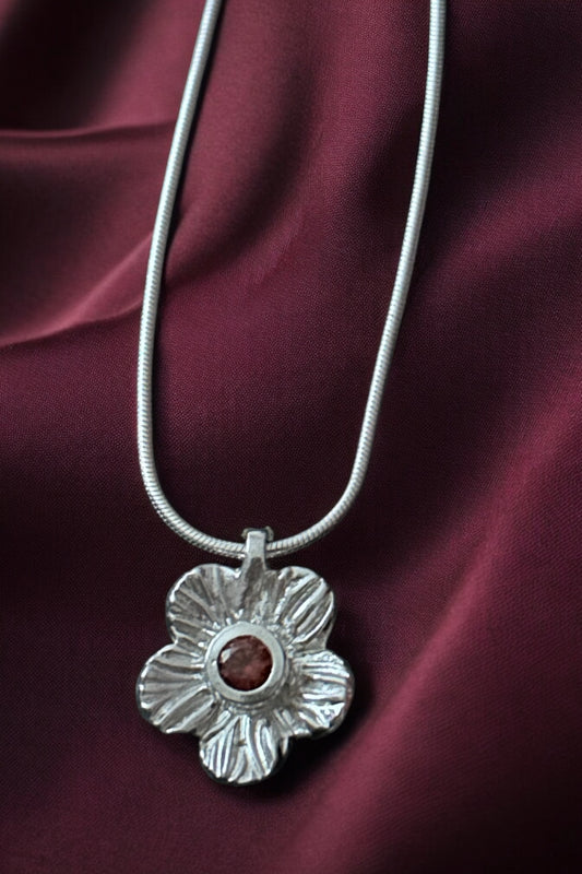 Flower pendant (red stone)