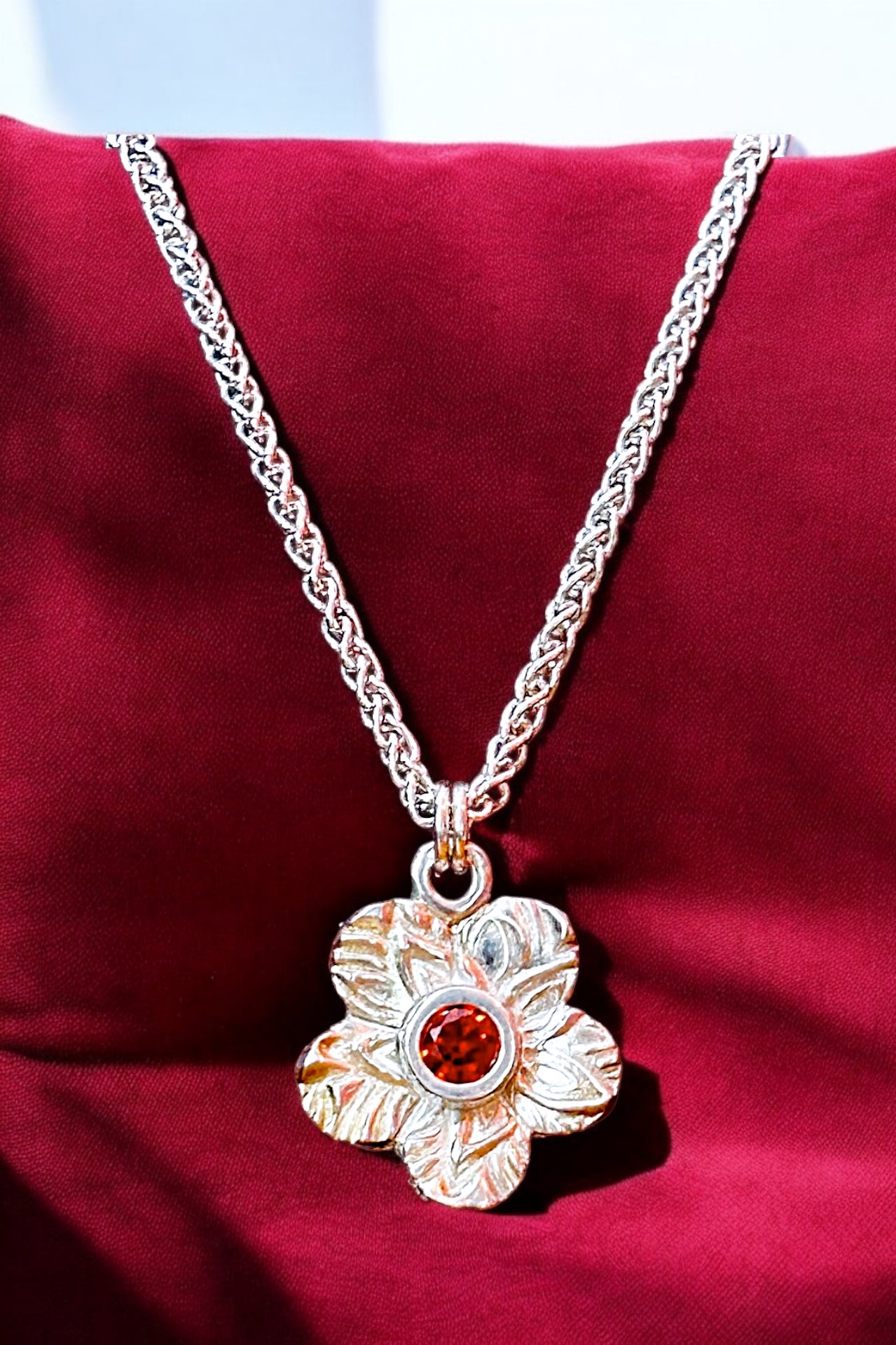 Flower pendant (red stone)