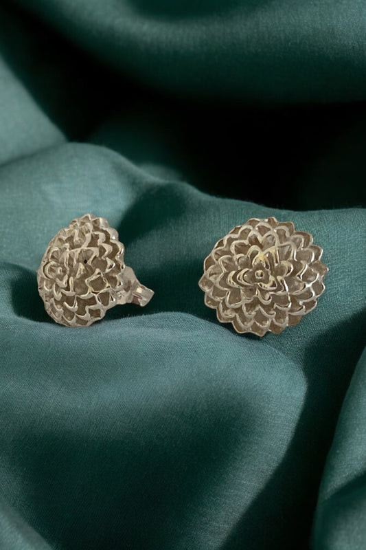 Flower stud earrings