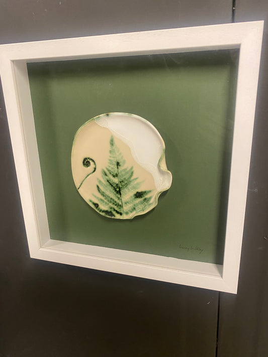 large ceramic fern framed (green)