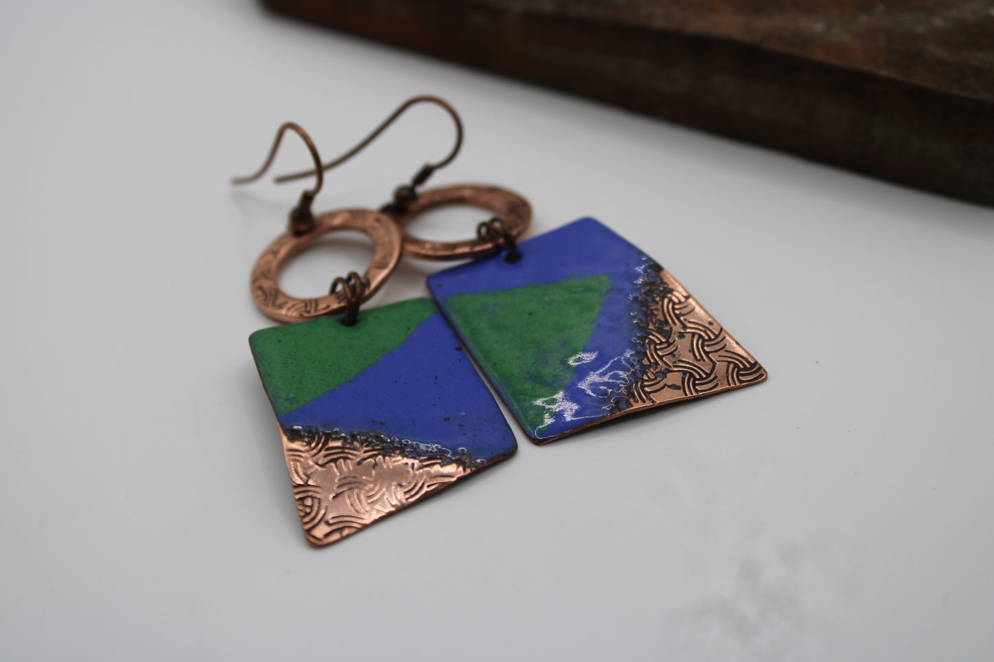 Idir (Between colour and metal. Between balance and edge)