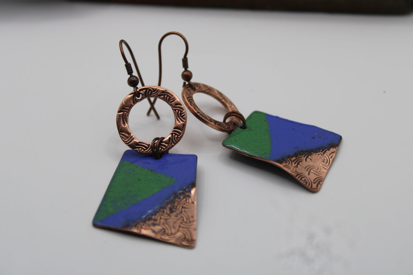 Idir (Between colour and metal. Between balance and edge)