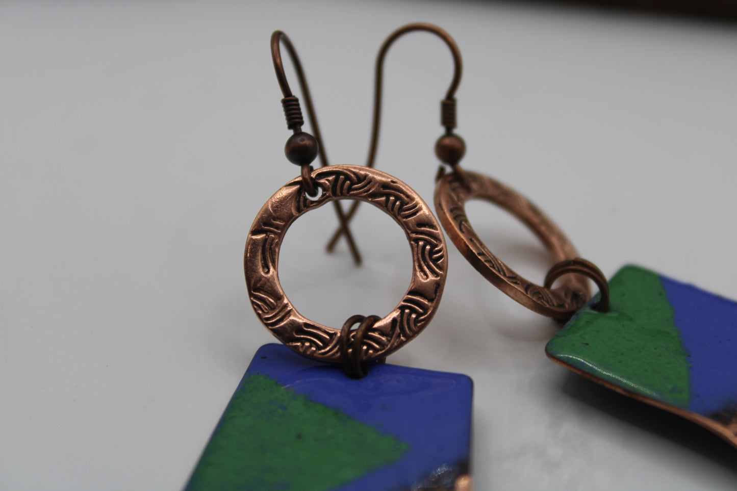 Idir (Between colour and metal. Between balance and edge)