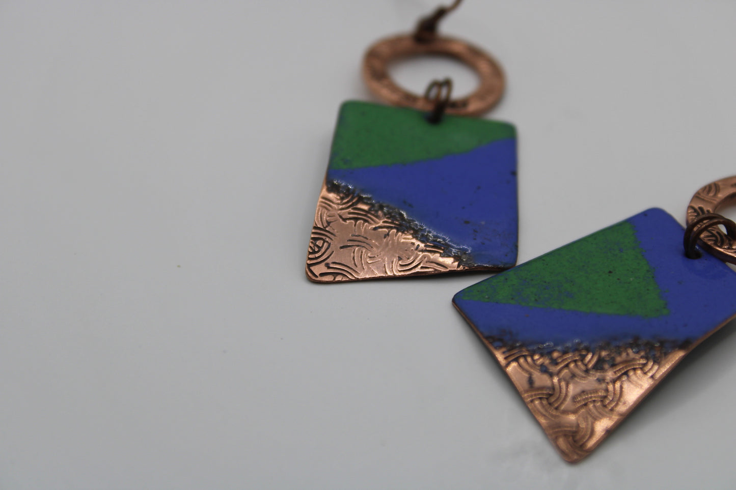 Idir (Between colour and metal. Between balance and edge)