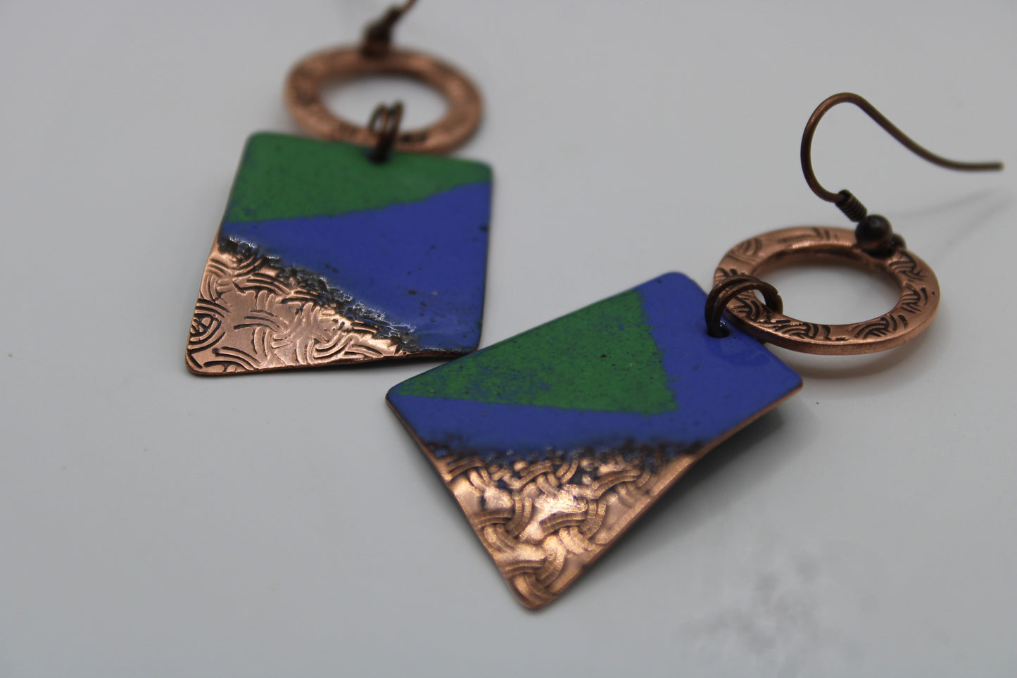 Idir (Between colour and metal. Between balance and edge)