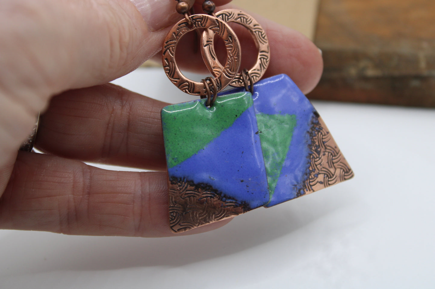 Idir (Between colour and metal. Between balance and edge)