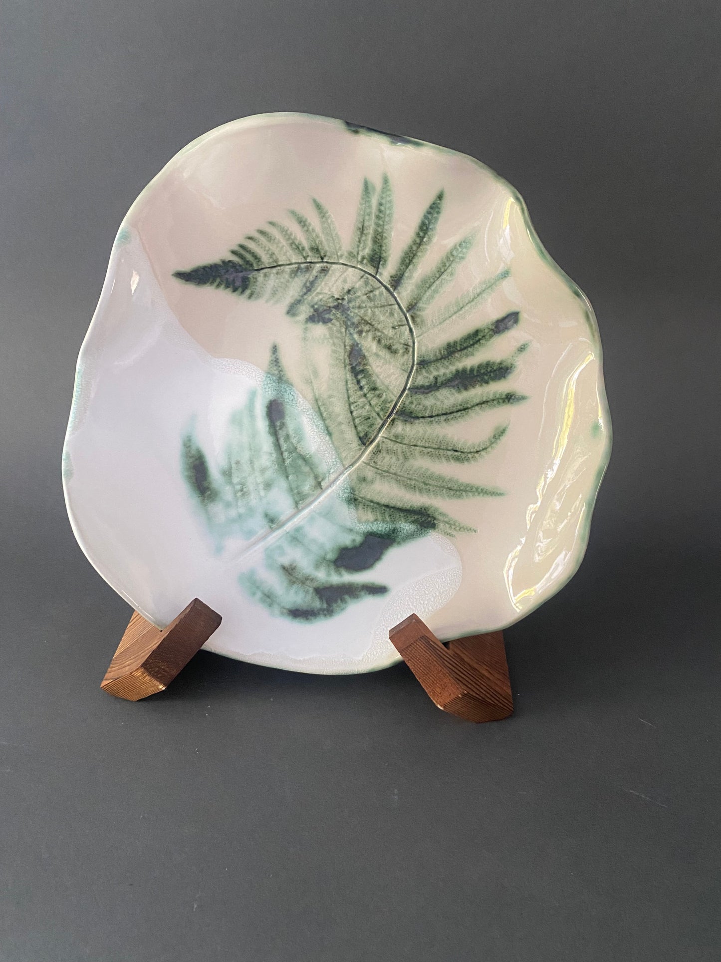 Decorative ceramic fern platter T2